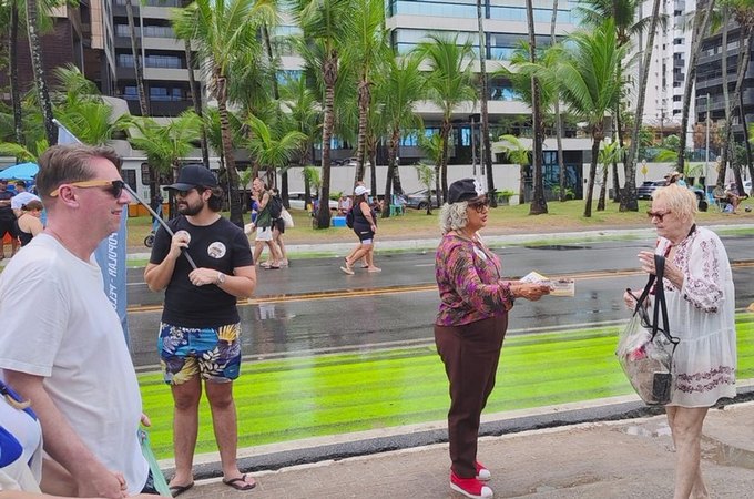 Durante panfletagem na Orla da Ponta Verde, Lenilda Luna critica concentração de poder