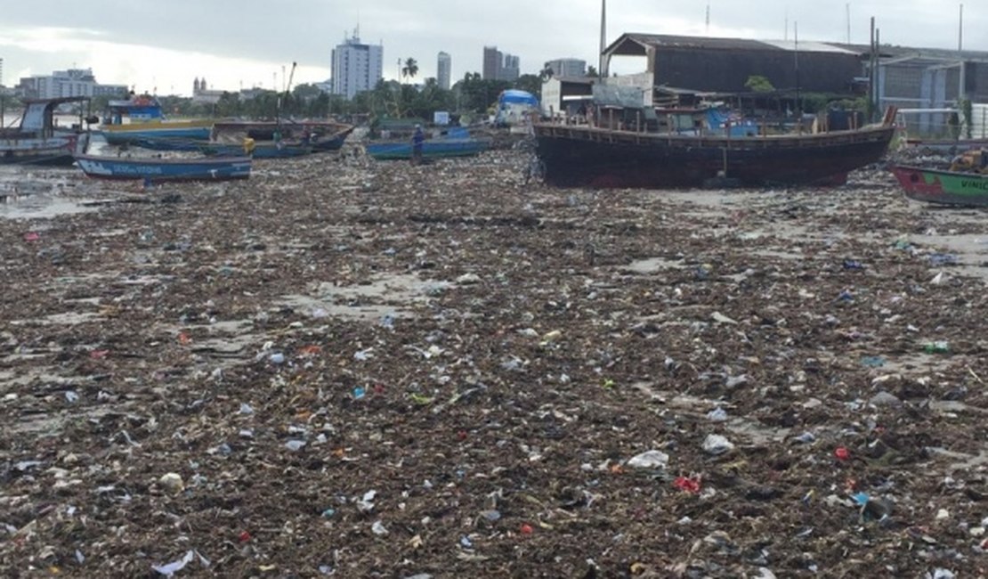 Após fortes chuvas, toneladas de lixo se acumulam em praia de Maceió