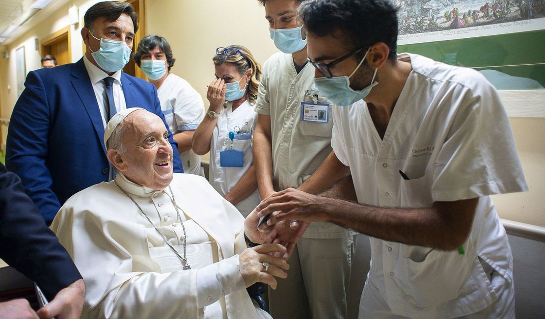 Papa Francisco ficará no hospital por mais alguns dias, diz Vaticano