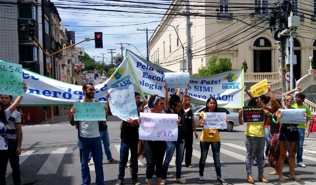 Professores fazem vigília em frente à ALE contra o projeto Escola Livre