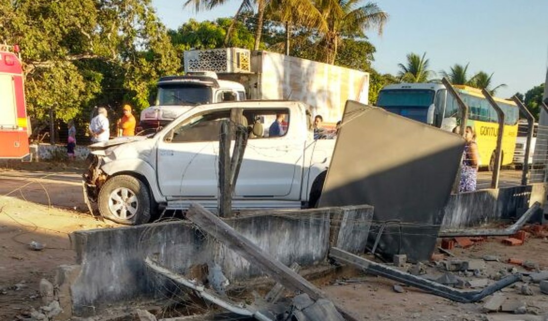 Caminhonete derruba poste e provoca dois acidentes em Palmeira dos Índios