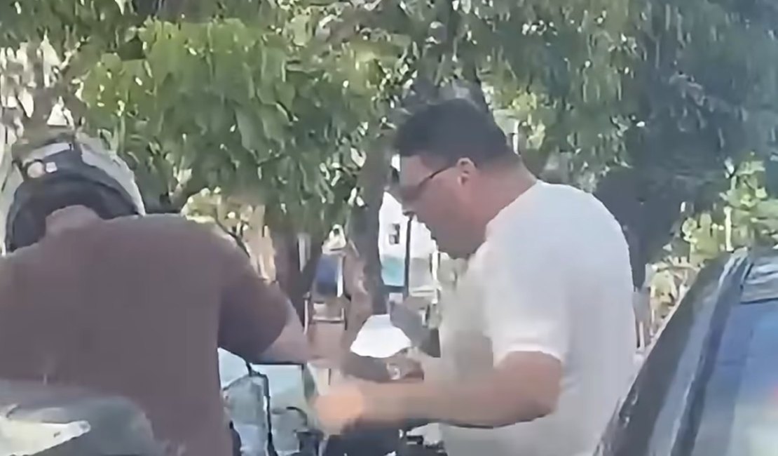 Confusão no trânsito termina em ameaça com arma e agressão em Maceió