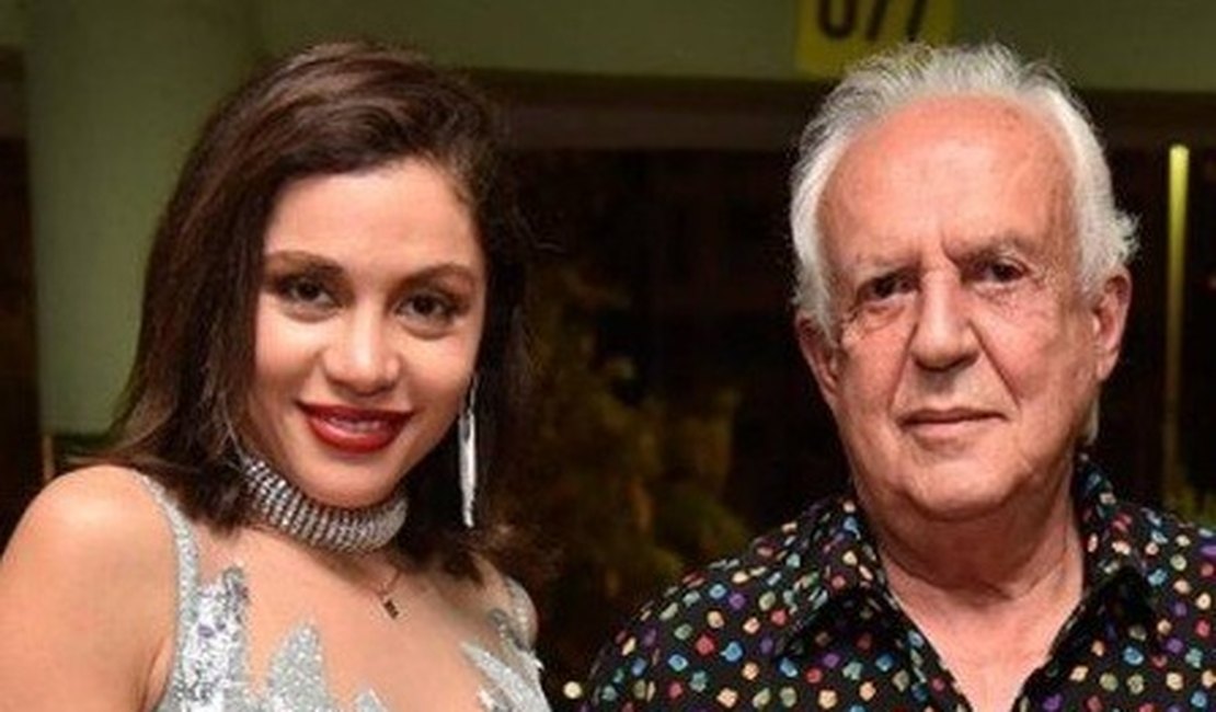 Ex-BBB Maria Melilo e deputado federal vão juntinhos à prévia carnavalesca no Recife