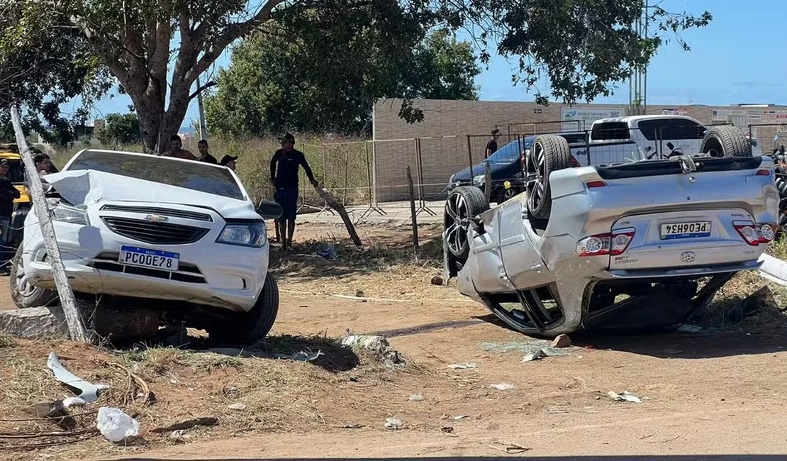 Jovem de 23 anos com retroescavadeira arrasta e destrói veículos na vaquejada de Juazeiro