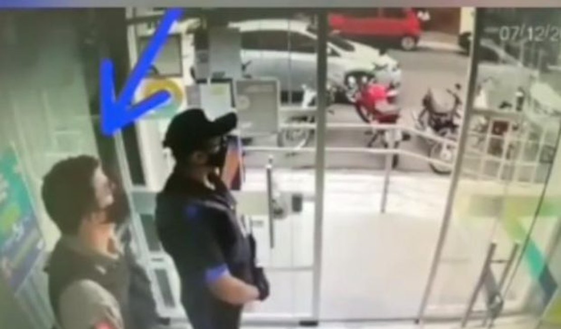 Vídeo. Homem invade banco com farda da PM, rende vigilantes e rouba R$ 95 mil