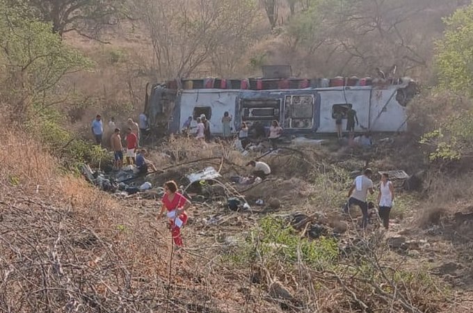 Pelo menos 50 romeiros estavam em ônibus que capotou na AL-220; acidente pode ter deixado ao menos dez mortos no Sertão de Alagoas