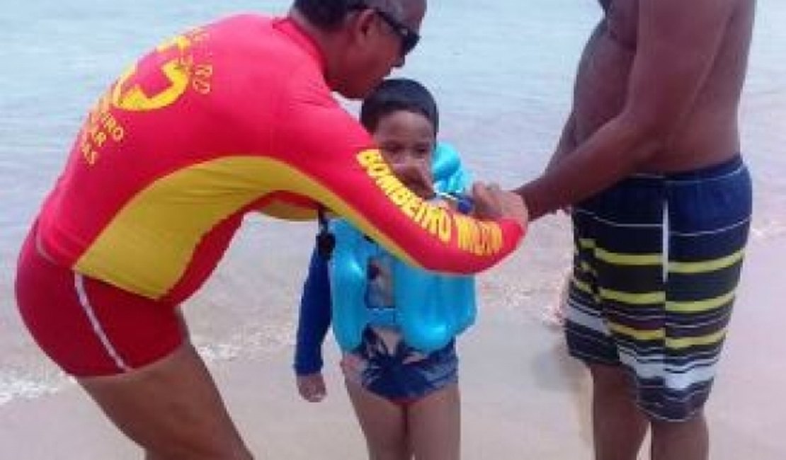 Corpo de Bombeiros entrega pulseiras para diminuir índice de crianças perdidas em praias
