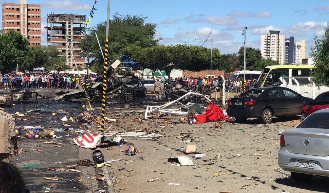 Barraca de fogos explode atingindo casas, carros e cemitério; veja vídeo