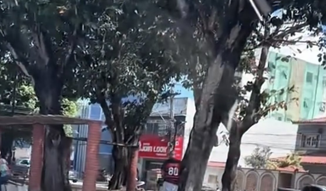 Homem é flagrado urinando em praça pública e caso repercute em Arapiraca
