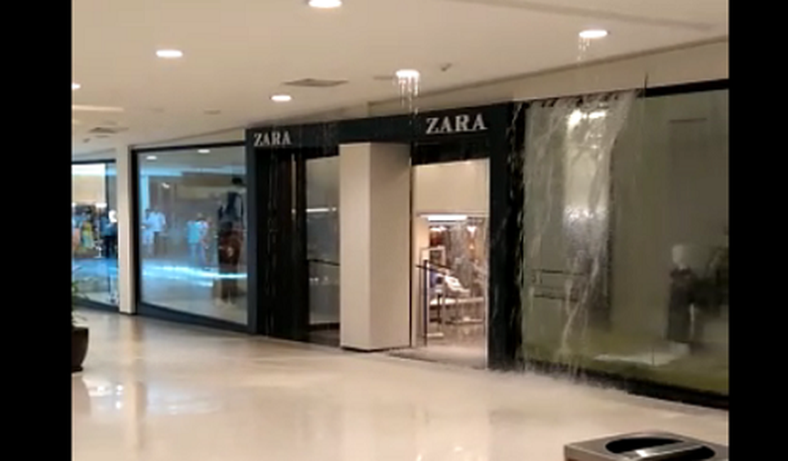 VÍDEO. Água invade vitrine de loja em shopping de Recife