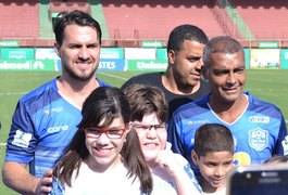 Após quase 20 anos, Sávio e Romário voltam a jogar juntos, pelo autismo
