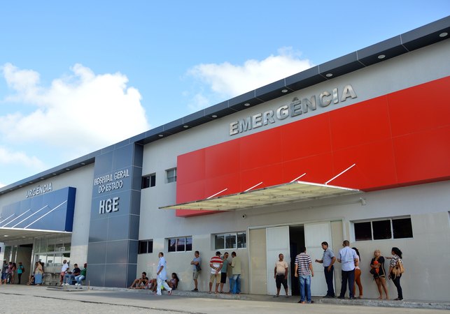 Mulher recebe atendimento médico após colisão entre dois carros na AL-101 Sul