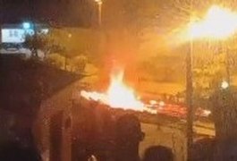 Residência é destruída por incêndio e bombeiros controlam chamas em Penedo