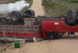 Vídeo. Caminhão fica sem freio e condutor capota veículo no Sertão de Alagoas