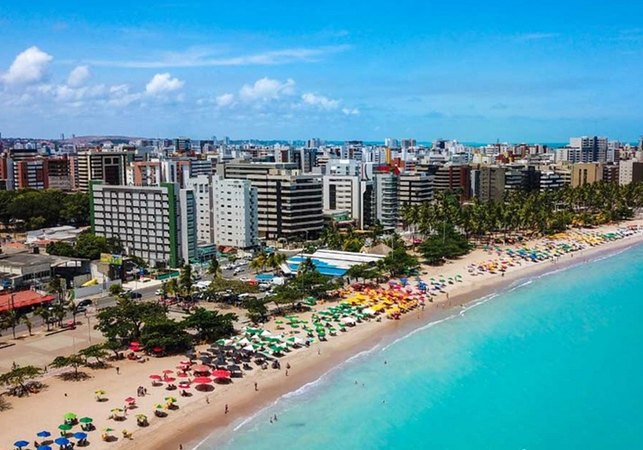Homem em situação de rua sofre tentativa de assassinato ao lado da Praça Sete Coqueiros, em Maceió