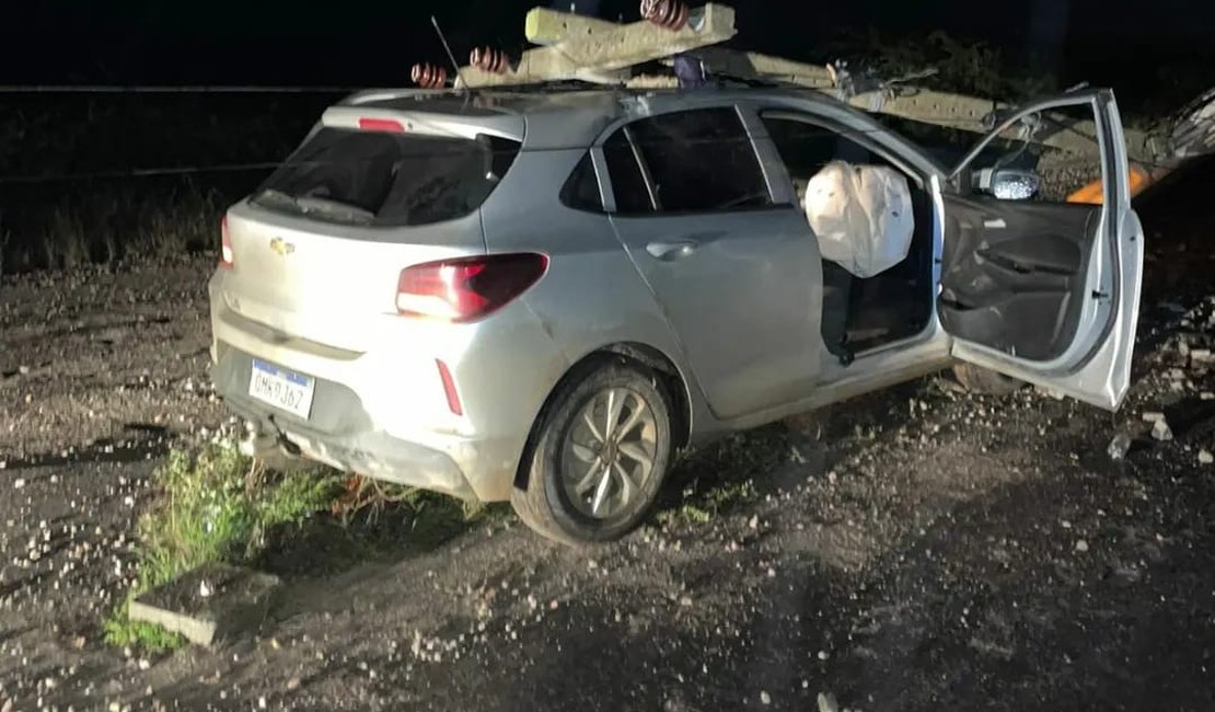 Motorista perde controle da direção e carro bate em poste de energia elétrica em Batalha