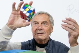 Prestes a completar 80 anos, inventor do cubo mágico relembra início do projeto: 'Fiz por curiosidade'
