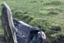 Carros caem em ribanceira após colisão durante ultrapassagem em Murici; quatro pessoas ficam feridas