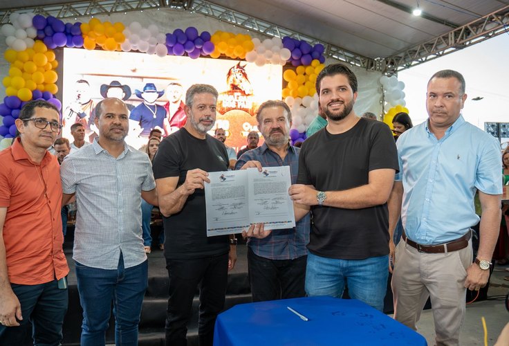 Prefeito Lucas Santos entrega obras para a saúde e educação e assina ordens se serviços