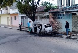 Vídeo. Carro pega fogo após colisão com árvore no Centro de Arapiraca