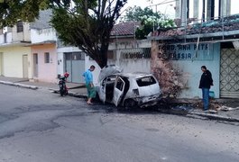 Vídeo. Carro pega fogo após colisão com árvore no Centro de Arapiraca