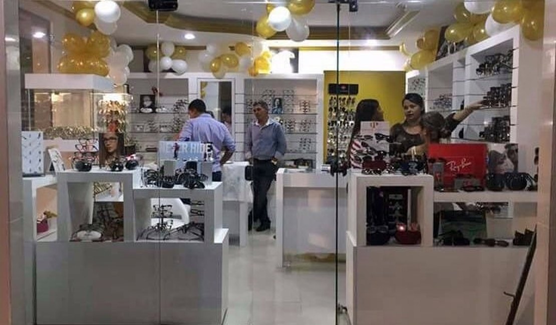 Dupla armada rouba 300 relógios em assalto a joalheria