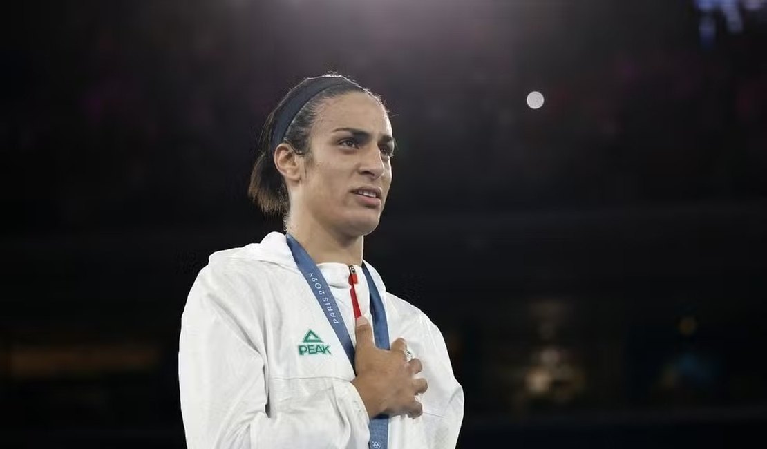 Boxeadora argelina vítima de ataques de gênero ganha medalha de ouro