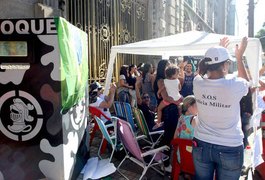 Batalhão de Choque do Rio bloqueado por familiares de PMs