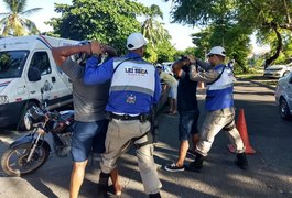 Operação Lei Seca autua 21 motoristas e flagra três condutores inabilitados em Maceió
