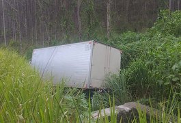 Motorista perde o controle da direção em curva e caminhão baú tomba em Maceió