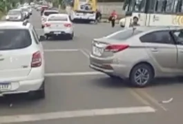 Acidente entre ônibus, carro e moto deixa homem ferido e trânsito lento na AL-101 Norte, na parte baixa de Maceió