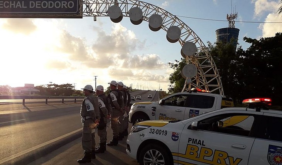 Viaturas da PM são colocadas nas entradas de Maceió para impedir bloqueios por taxistas