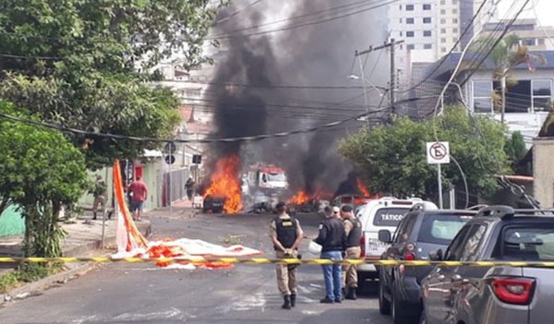 Aeronave de pequeno porte cai no meio da rua, em MG