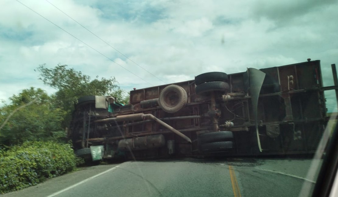 Caminhão fica atravessado na rodovia após tombamento em Girau do Ponciano