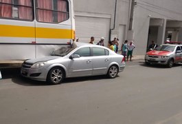 Acidente entre carro e ônibus é registrado no centro de Arapiraca