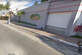 Homem pelado entra em pizzaria no Francês, em Marechal Deodoro