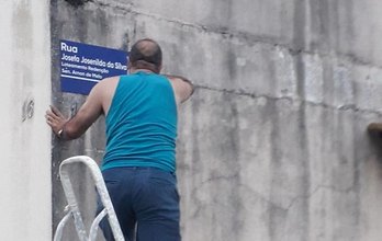 Moradores do Arnon de Melo se unem e confeccionam placas de identificação das ruas do bairro