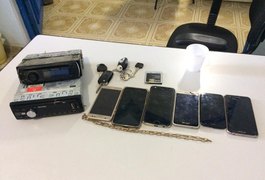 Quatro são presos e menor apreendido após polícia rastrear celular roubado, em Arapiraca