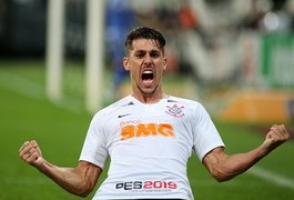 Jogador do Corinthians doa fraldas a torcedor que lhe pediu ajuda no Twitter