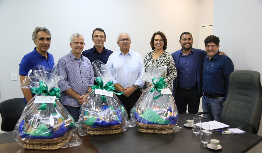 Professora Graça participa de reunião do prefeito Rogério Teófilo com o fundador da AeC