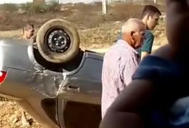 Carro capota em trecho com acidentes frequentes na zona rural de Arapiraca