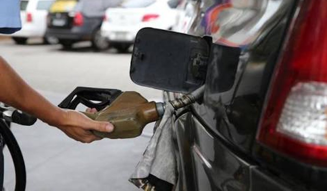 Petrobras anuncia nova redução de preços da gasolina e diesel