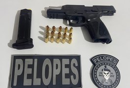 Pistola é apreendida dentro de carro no bairro Bom Sucesso; motorista foi preso