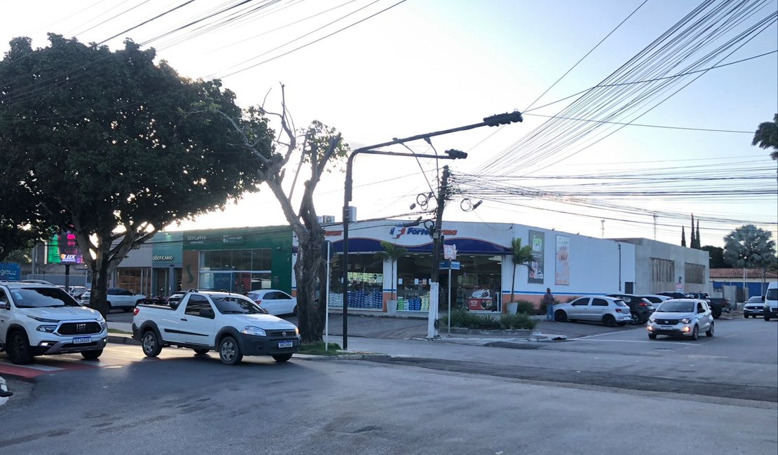 Novo semáforo na Avenida Ceci Cunha dará mais fluidez ao trânsito na região