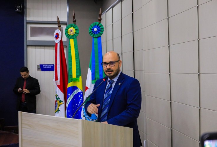 Substituindo Rui Palmeira, Tácio Melo toma posse na Câmara de Maceió