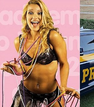 Policial federal, ex-loira do Tchan posa segurando fuzil durante patrulhamento