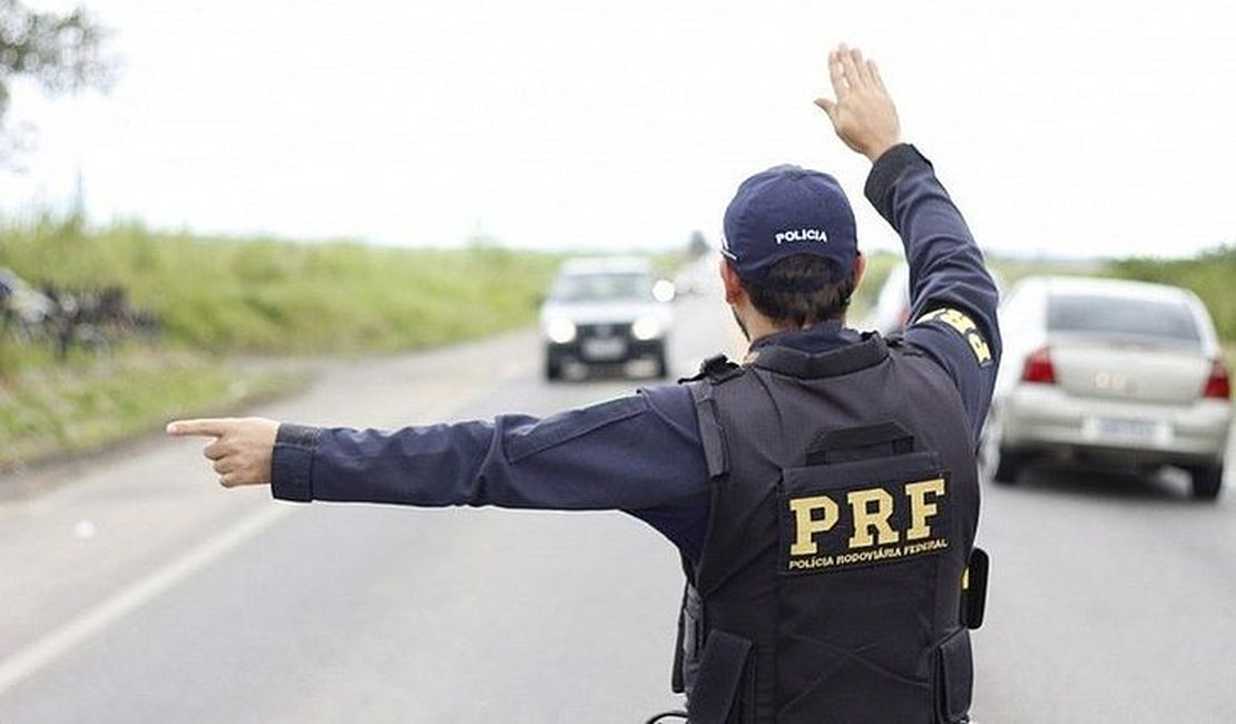 Homem é preso por transportar filho de cinco anos sem capacete em motocicleta