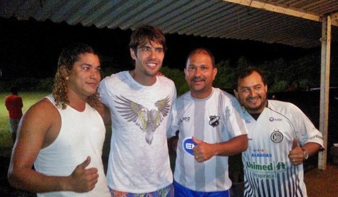 Kaká joga bola com torcedor do ASA em Fernando de Noronha