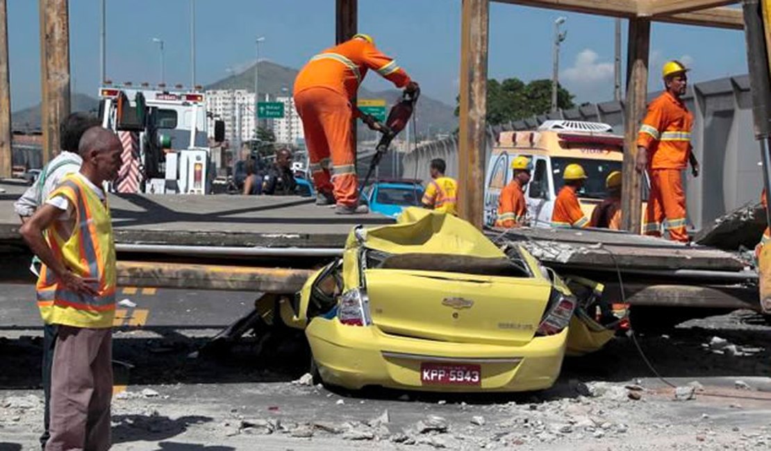 Carreta derruba passarela e mata 4 pessoas no Rio de Janeiro