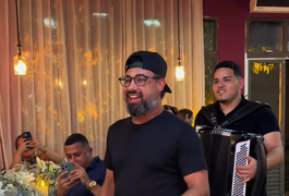 Raí Saia Rodada canta durante noivado em restaurante em União dos Palmares